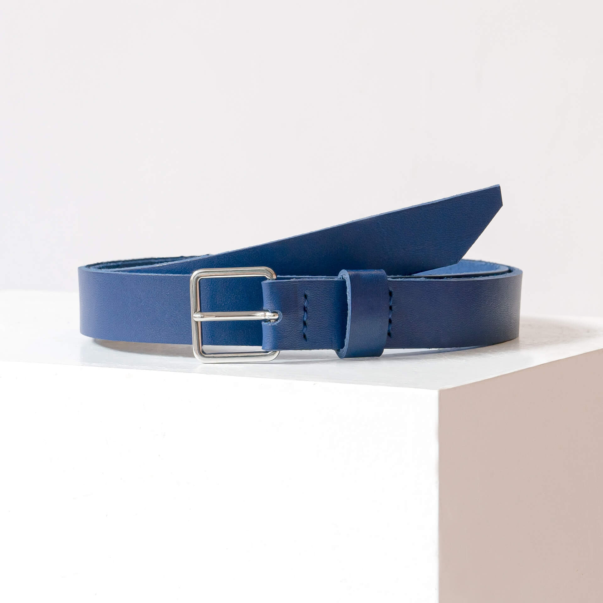 Guertel-schmal-2cm-FranziskaKlee-Naturleder-royalblau-front