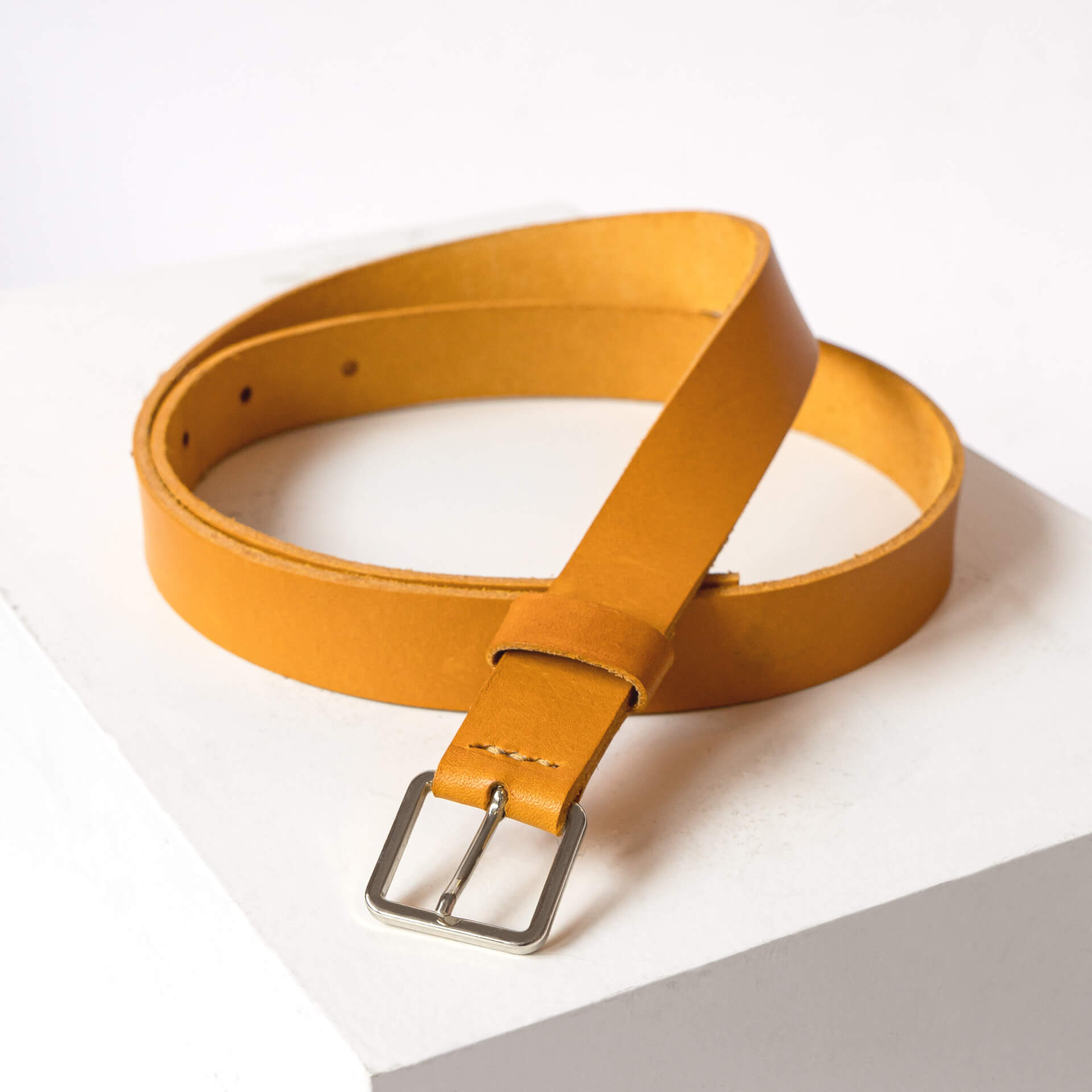 Guertel-schmal-2cm-FranziskaKlee-Naturleder-senfgelb-front-quer