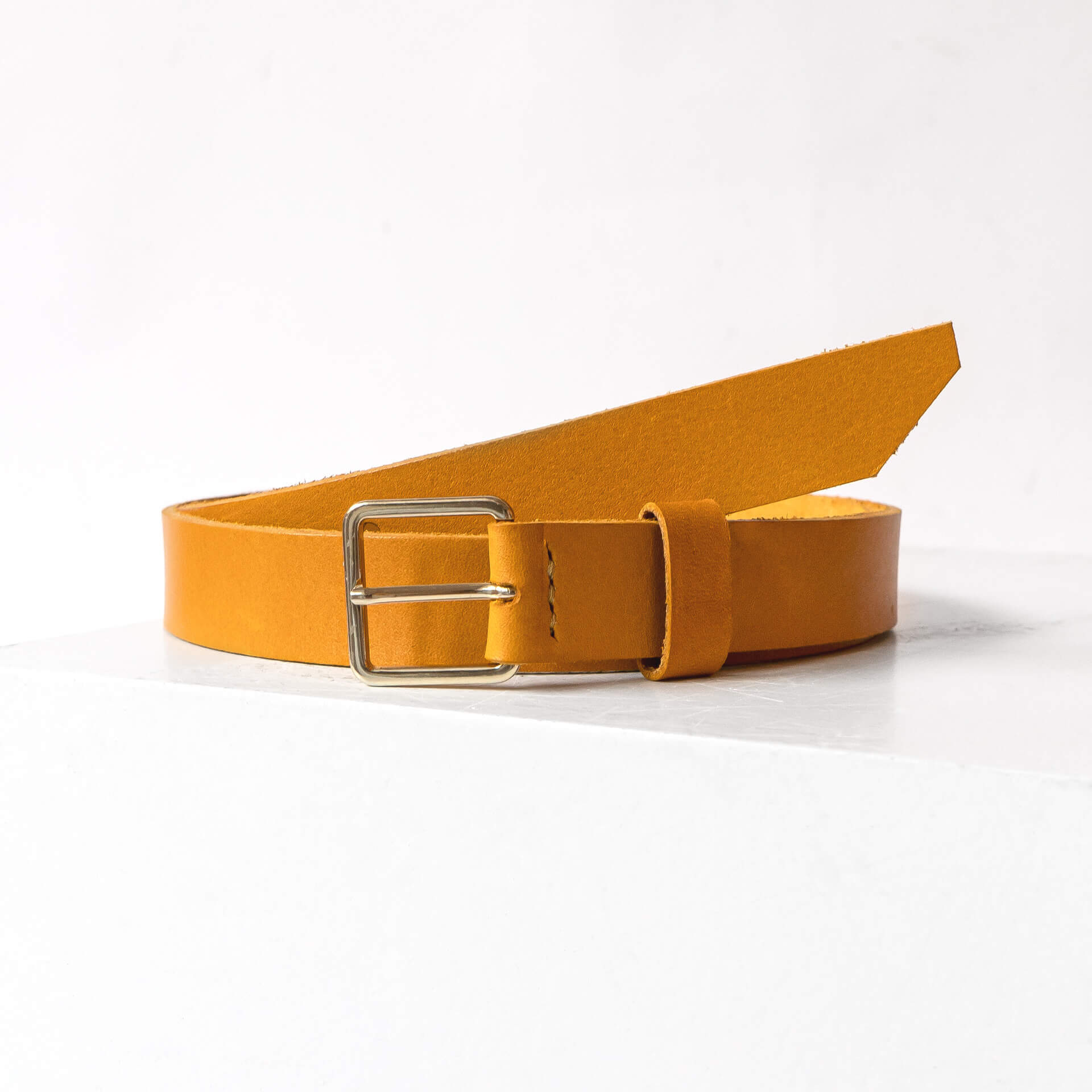 Guertel-schmal-2cm-FranziskaKlee-Naturleder-senfgelb-front